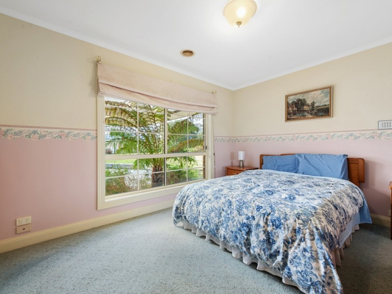 38 Charlton Place, Eastwood VIC 3875