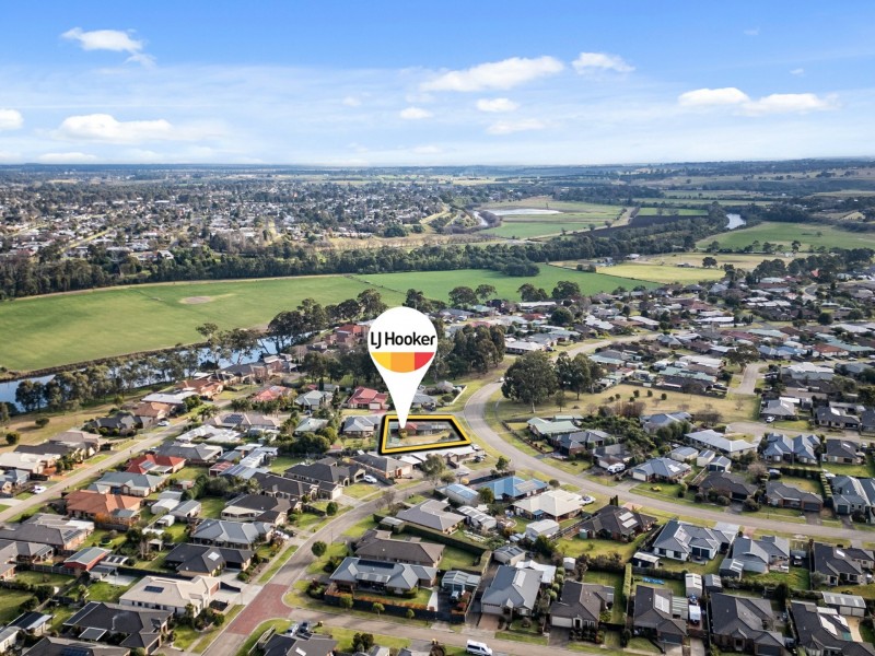 38 Charlton Place, Eastwood VIC 3875