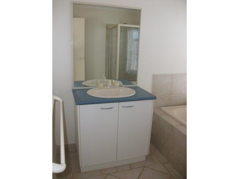 8 Canterbury Close, Eastwood VIC 3875