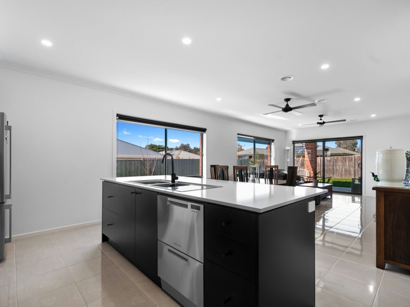 16 Flaxlilly Court, Bairnsdale VIC 3875