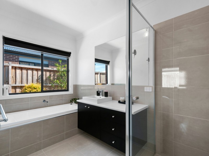 16 Flaxlilly Court, Bairnsdale VIC 3875
