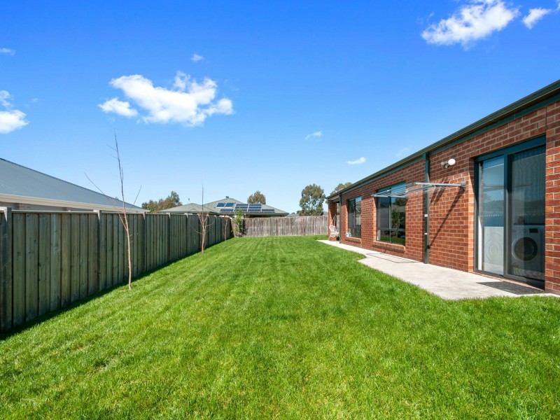 16 Flaxlilly Court, Bairnsdale VIC 3875