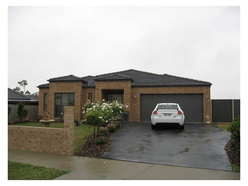 24 Deakin Avenue, Bairnsdale VIC 3875