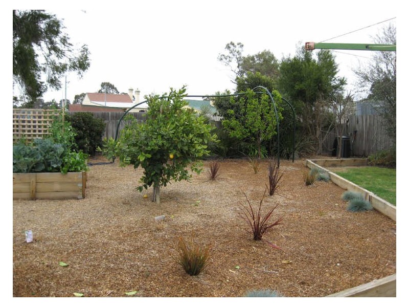 Lucknow VIC 3875