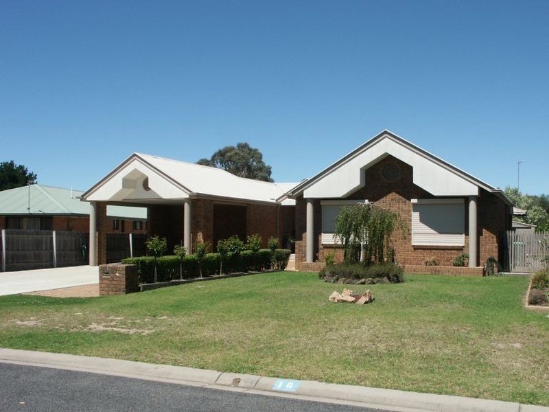 16 Blackwood  Avenue, Bairnsdale VIC 3875