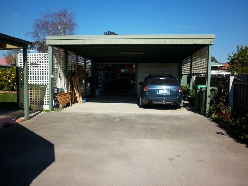 33 Balmoral Crescent, Bairnsdale VIC 3875