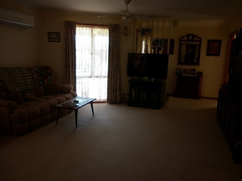 33 Balmoral Crescent, Bairnsdale VIC 3875