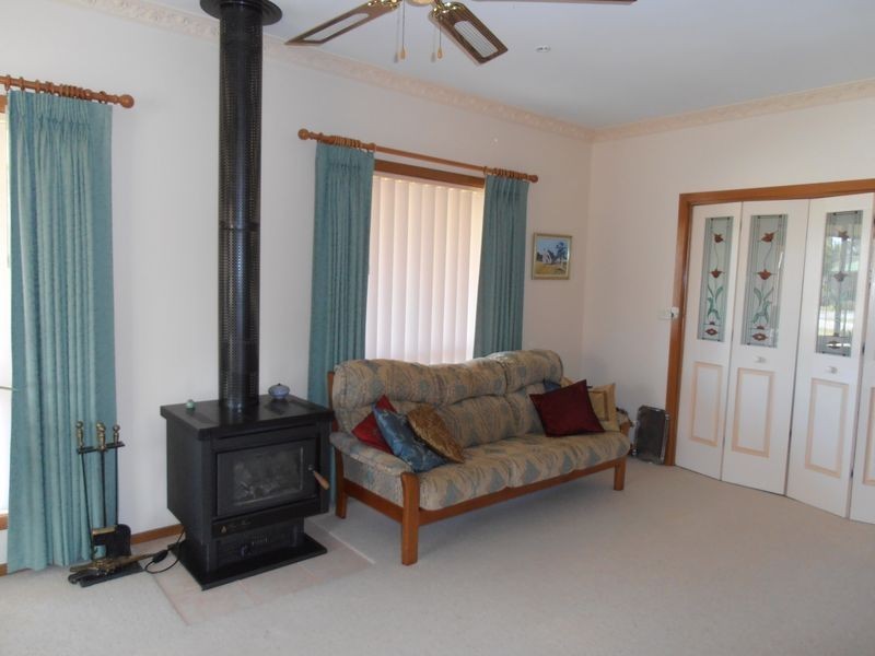 27 Balmoral Crescent, Bairnsdale VIC 3875