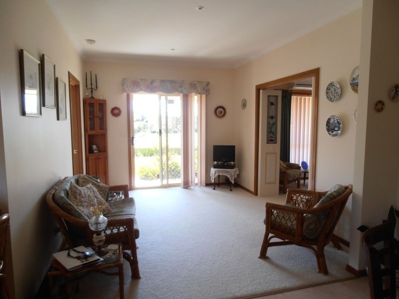 27 Balmoral Crescent, Bairnsdale VIC 3875