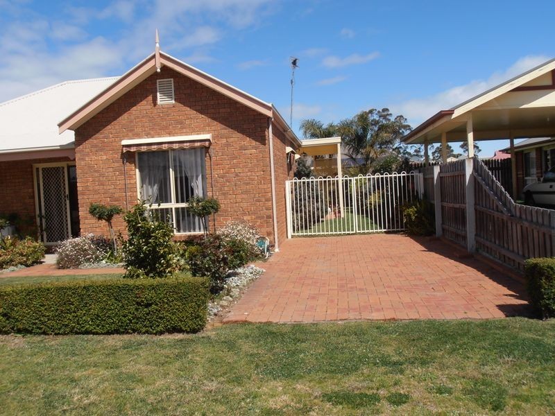 27 Balmoral Crescent, Bairnsdale VIC 3875