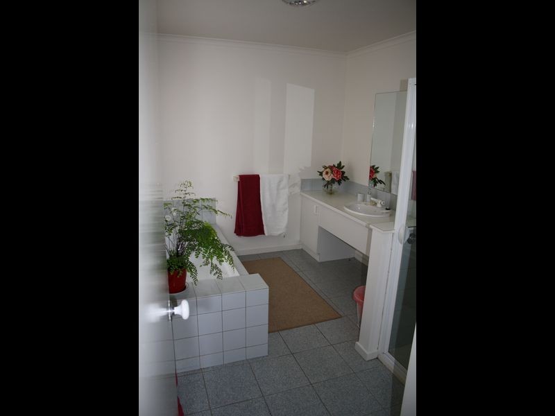 4 Nicole Court, Wy Yung VIC 3875