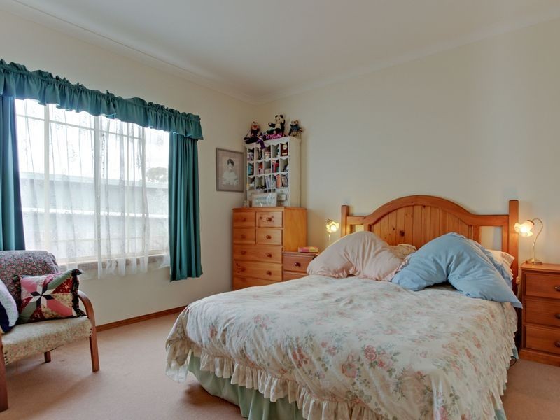 5 Nicole Court, Wy Yung VIC 3875