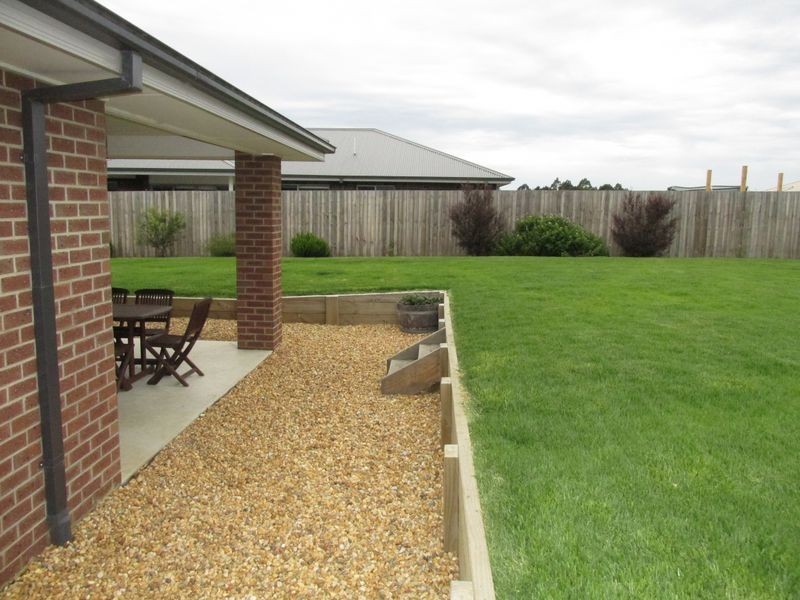 24 McCallum Drive, Bairnsdale VIC 3875