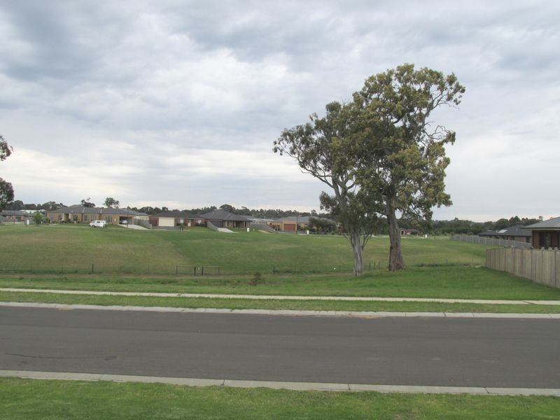 24 McCallum Drive, Bairnsdale VIC 3875
