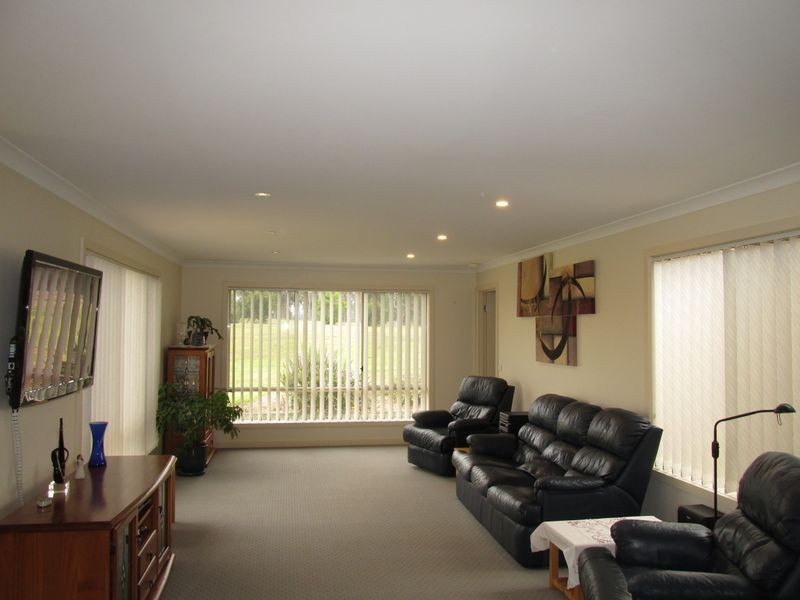 35 Kingsley Drive, Wy Yung VIC 3875