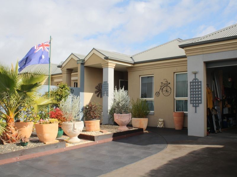 1/12B Balmoral Crescent, Bairnsdale VIC 3875