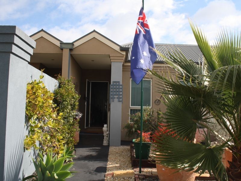 1/12B Balmoral Crescent, Bairnsdale VIC 3875