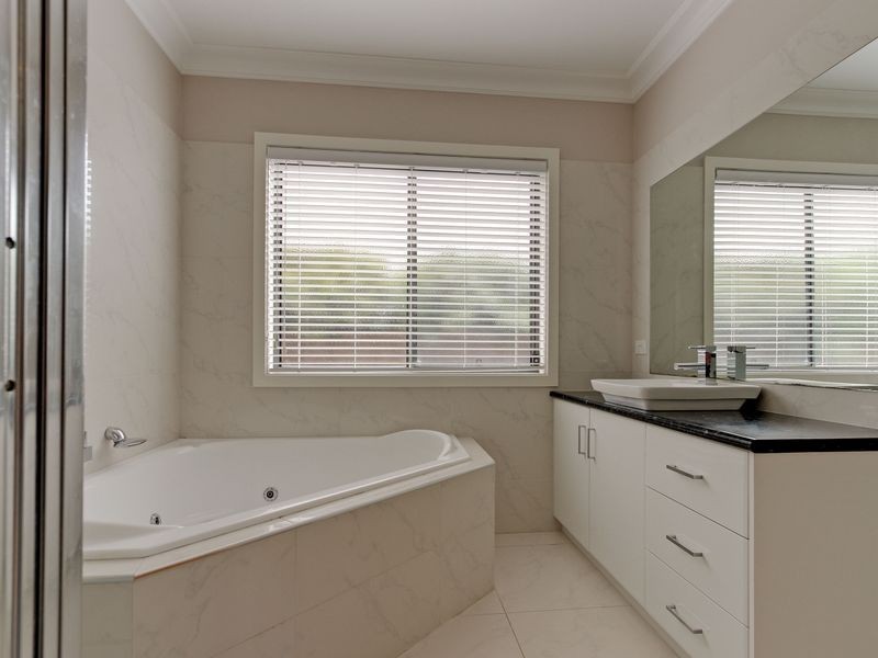 24 Deakin Avenue, Bairnsdale VIC 3875