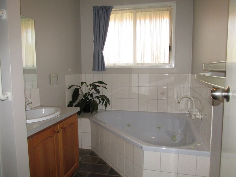 46 Balmoral Crescent, Bairnsdale VIC 3875