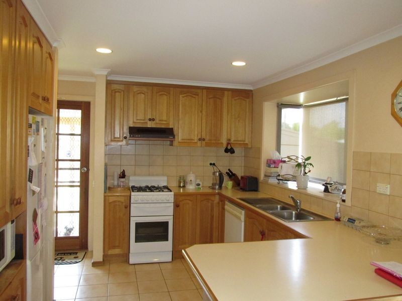 9 Bell Crt, Bairnsdale VIC 3875