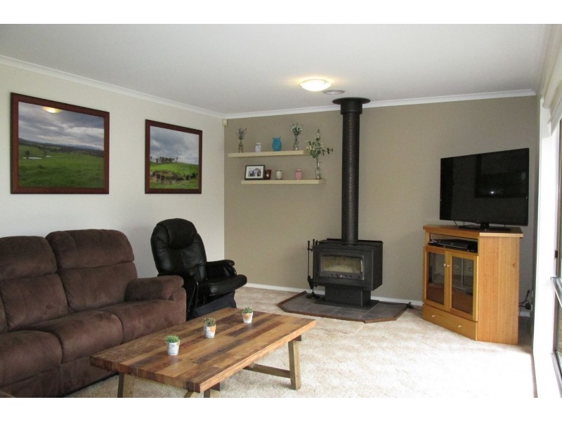 18 Dwyer Street, Wy Yung VIC 3875