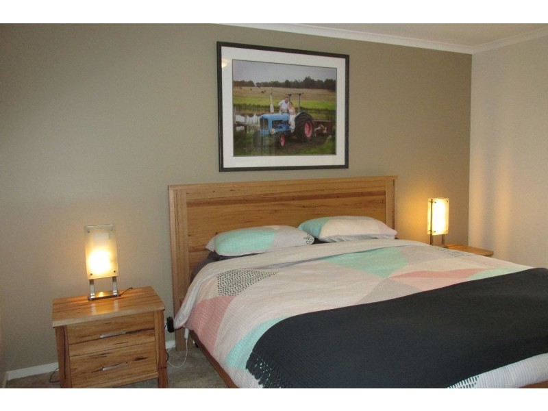 18 Dwyer Street, Wy Yung VIC 3875