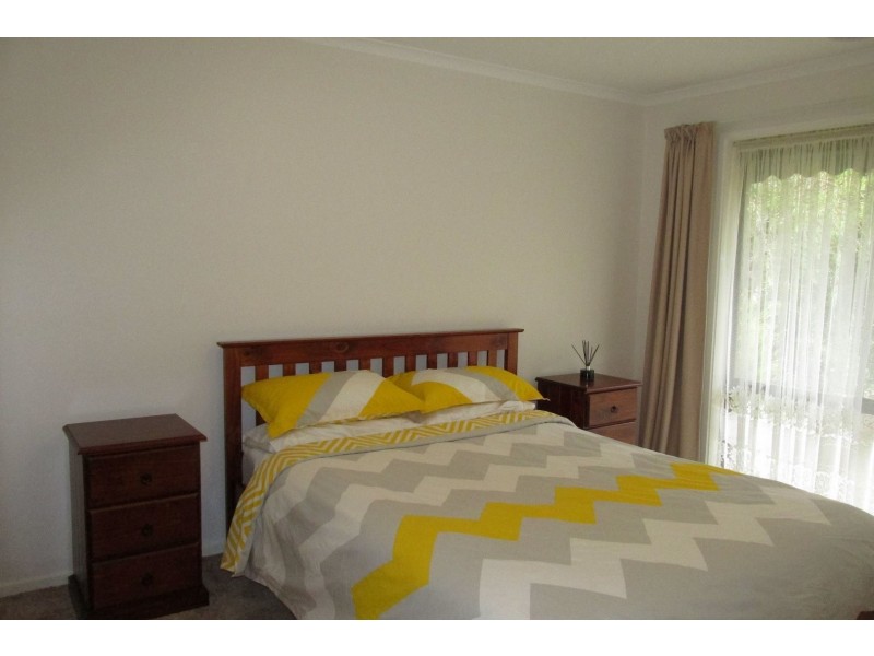 18 Dwyer Street, Wy Yung VIC 3875