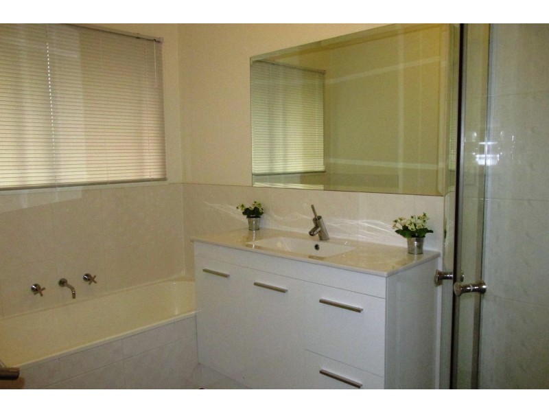 18 Dwyer Street, Wy Yung VIC 3875