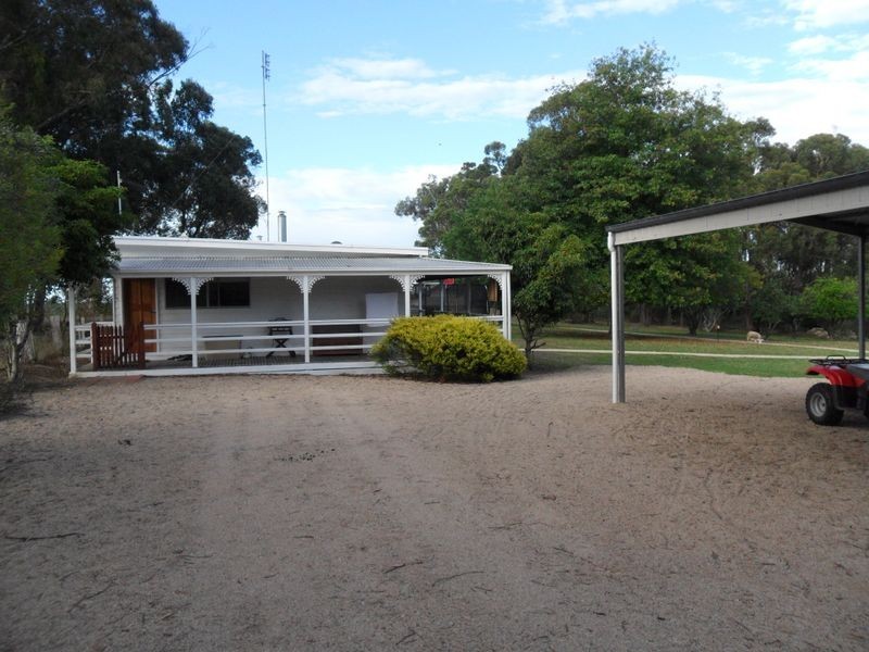 64 Robertsons Road, Kalimna West VIC 3909