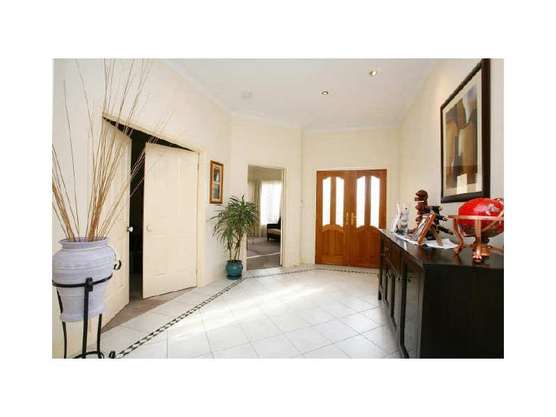 8 Pineview Court, Narre Warren South VIC 3805