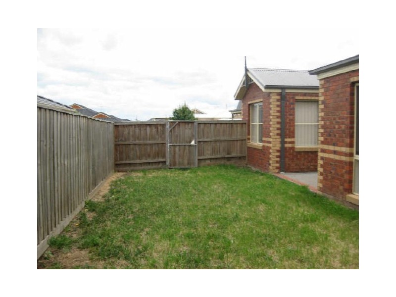 8 Glade Court, Cranbourne VIC 3977