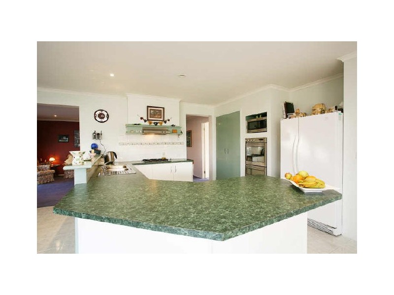 24 Robinswood Parade, Narre Warren South VIC 3805