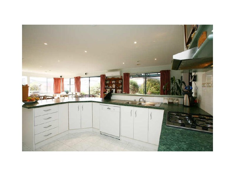 24 Robinswood Parade, Narre Warren South VIC 3805