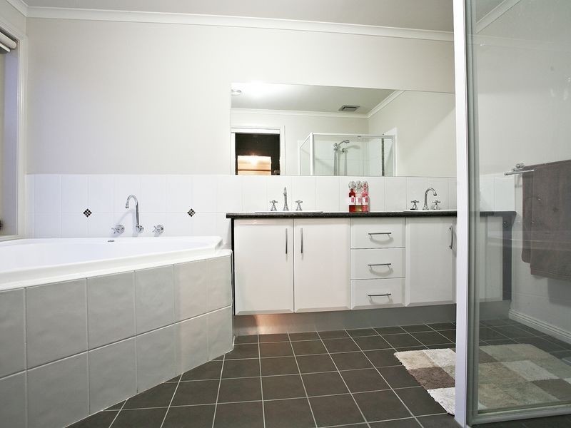 9 Parish Court, Narre Warren South VIC 3805