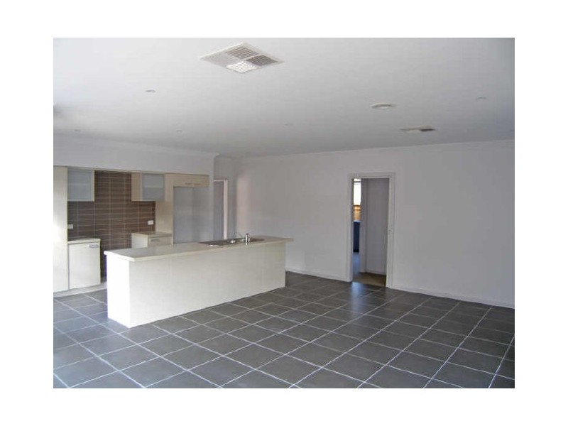 14 Manorwood Way, Berwick VIC 3806