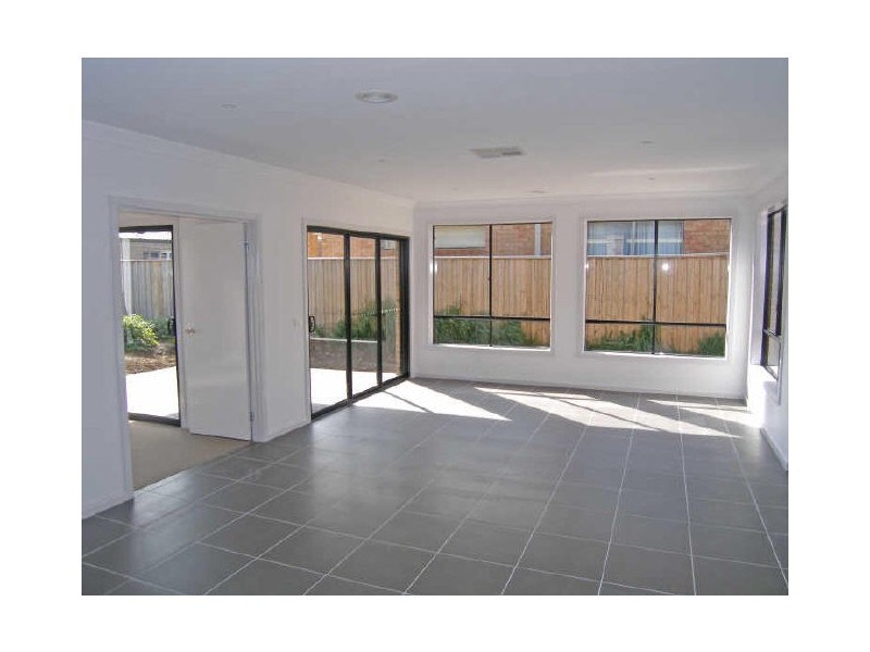 14 Manorwood Way, Berwick VIC 3806