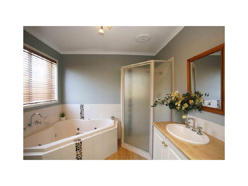 38 Don Collins Way, Berwick VIC 3806