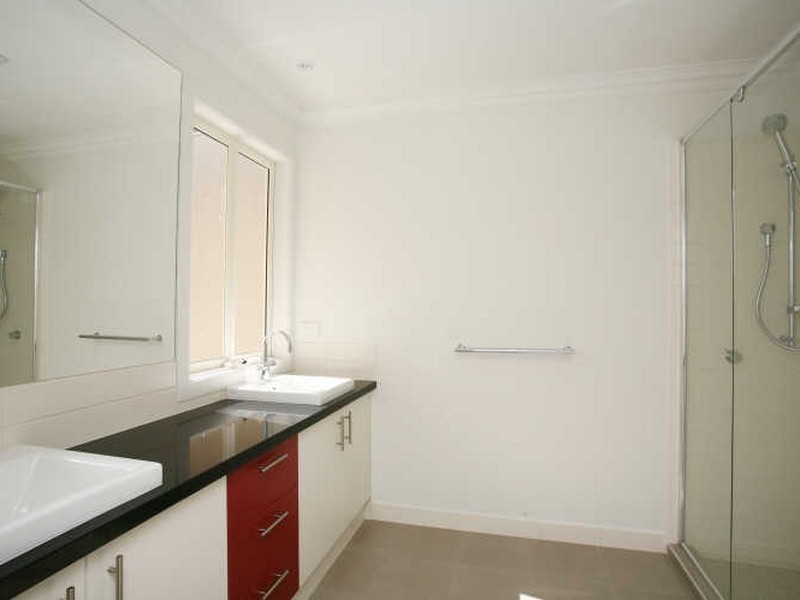 8/16-20 Cormorant Parade, Pakenham VIC 3810