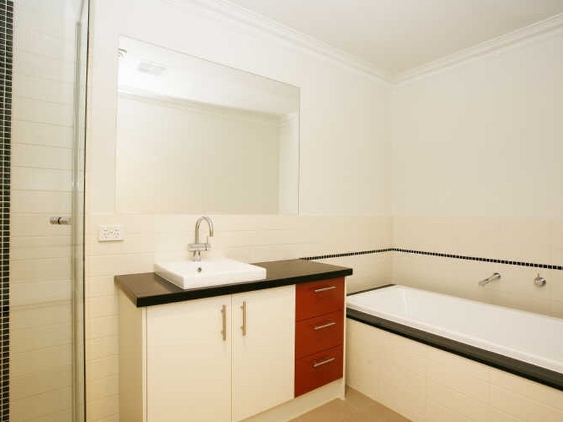 8/16-20 Cormorant Parade, Pakenham VIC 3810