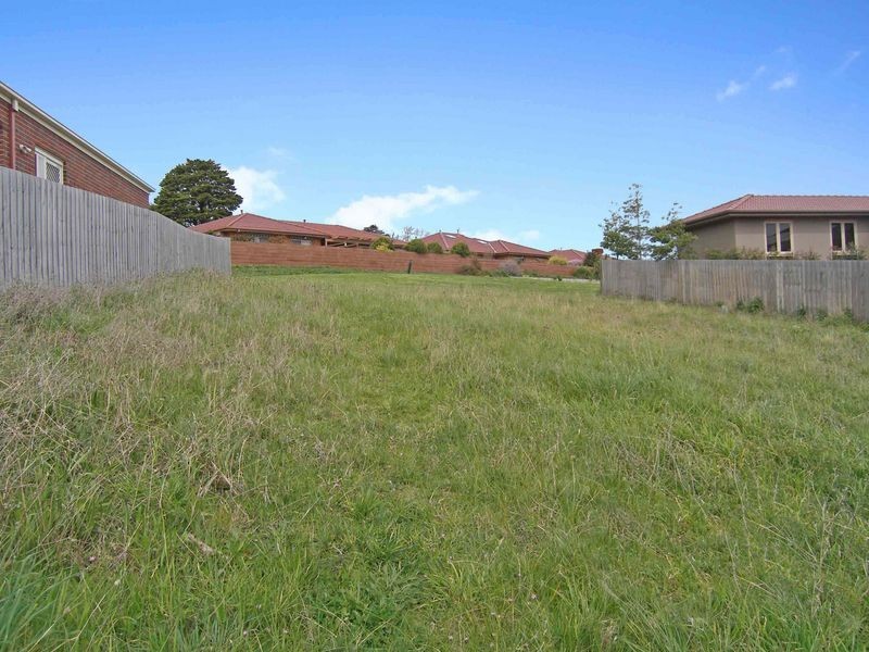 16 Melville Park Drive, Berwick VIC 3806