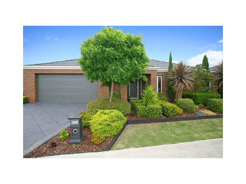 10 Fetlock Lane, Cranbourne East VIC 3977
