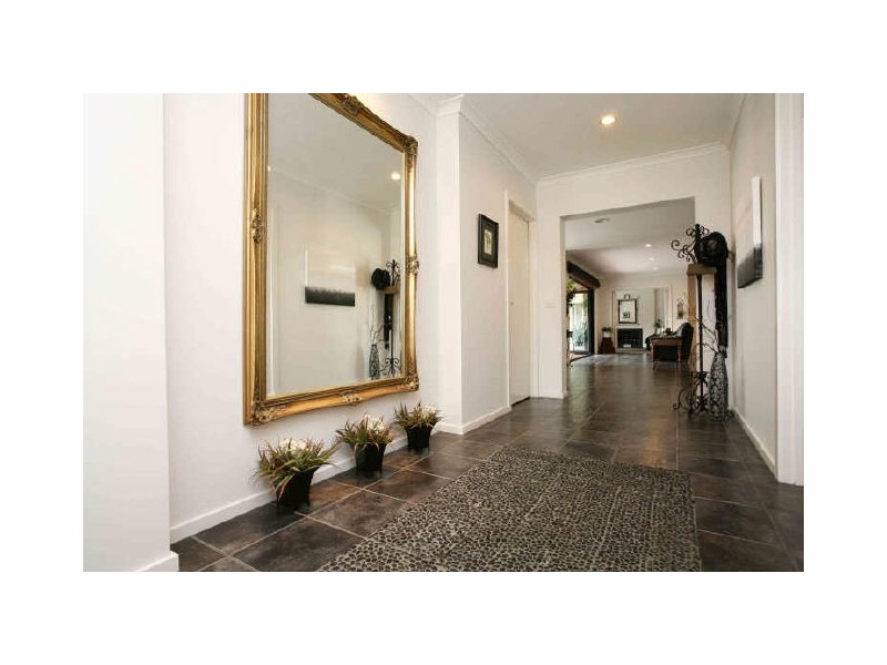 10 Fetlock Lane, Cranbourne East VIC 3977