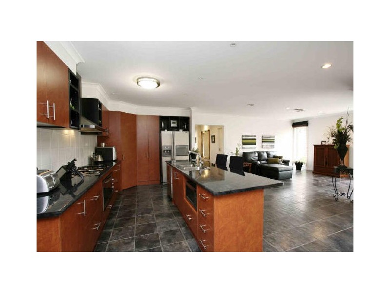 10 Fetlock Lane, Cranbourne East VIC 3977