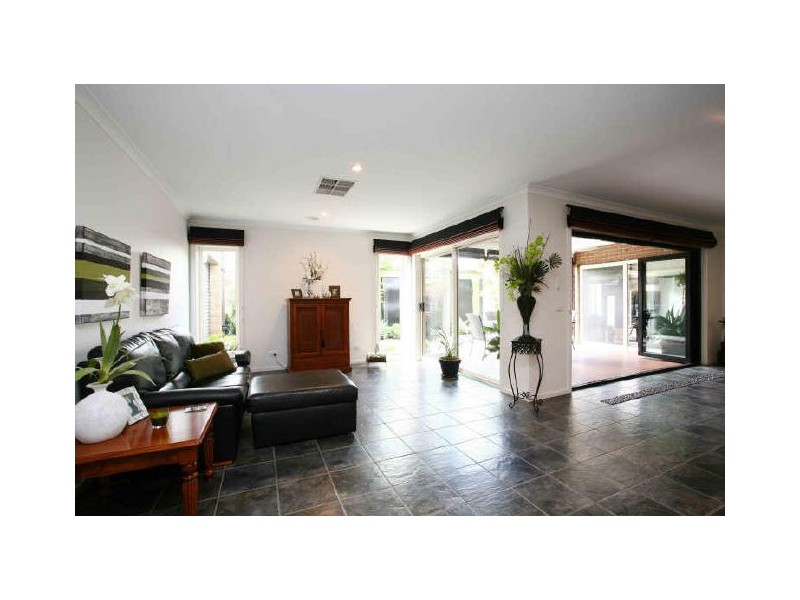 10 Fetlock Lane, Cranbourne East VIC 3977