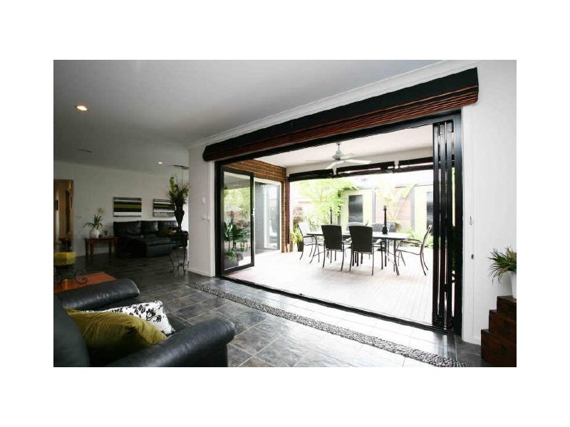 10 Fetlock Lane, Cranbourne East VIC 3977