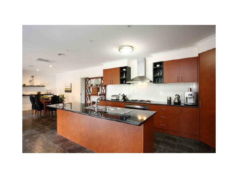 10 Fetlock Lane, Cranbourne East VIC 3977