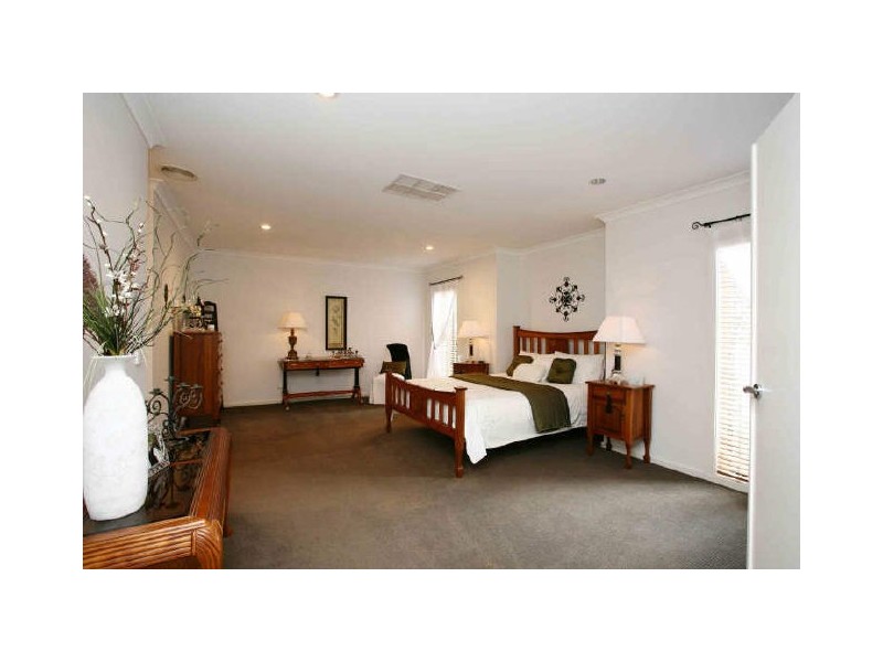 10 Fetlock Lane, Cranbourne East VIC 3977