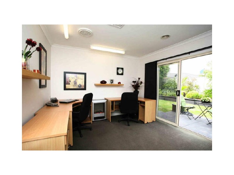 10 Fetlock Lane, Cranbourne East VIC 3977