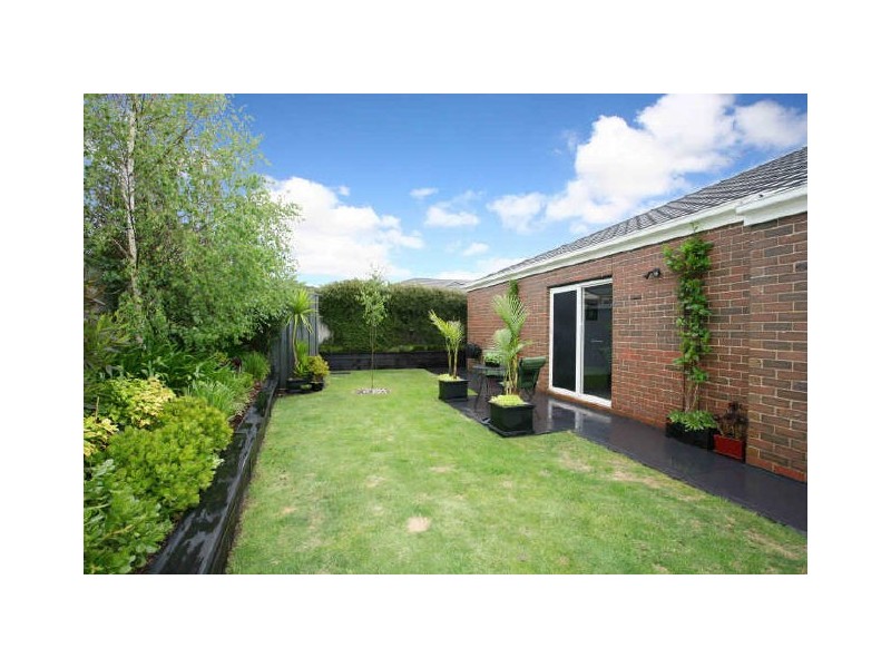 10 Fetlock Lane, Cranbourne East VIC 3977