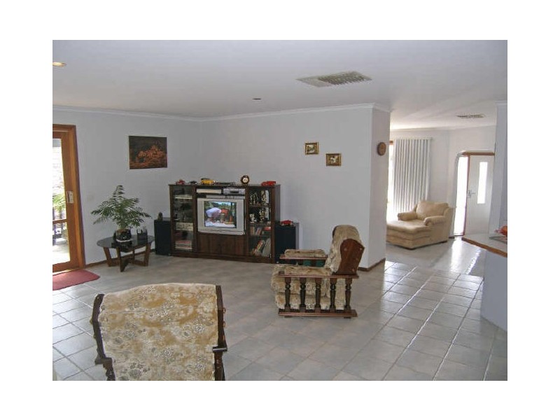 52 Avebury Drive, Berwick VIC 3806